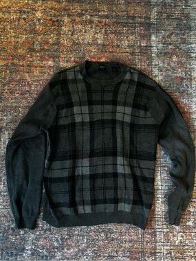 Arrow Men's Black and Gray Plaid Crewneck Sweater